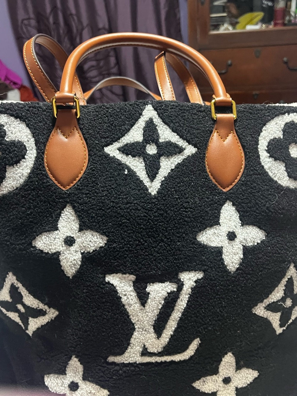 ๐ค Louis. Vuitton. GM Plush Teddy Tote Bag
Monogram Purse - Picture 6 of 9